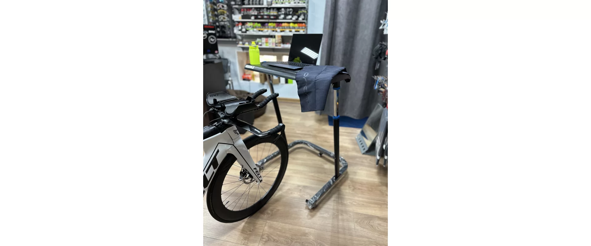 Trisport Indoor Cycling Desk / Стол-подставка для мобильных устройств для  велотренажера (PDMYDV) - купить за 18692 руб.